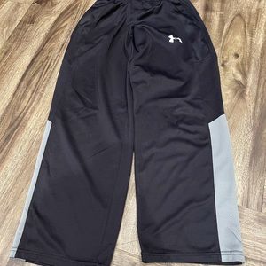 Youth Under Armour warm up pants. Youth Medium